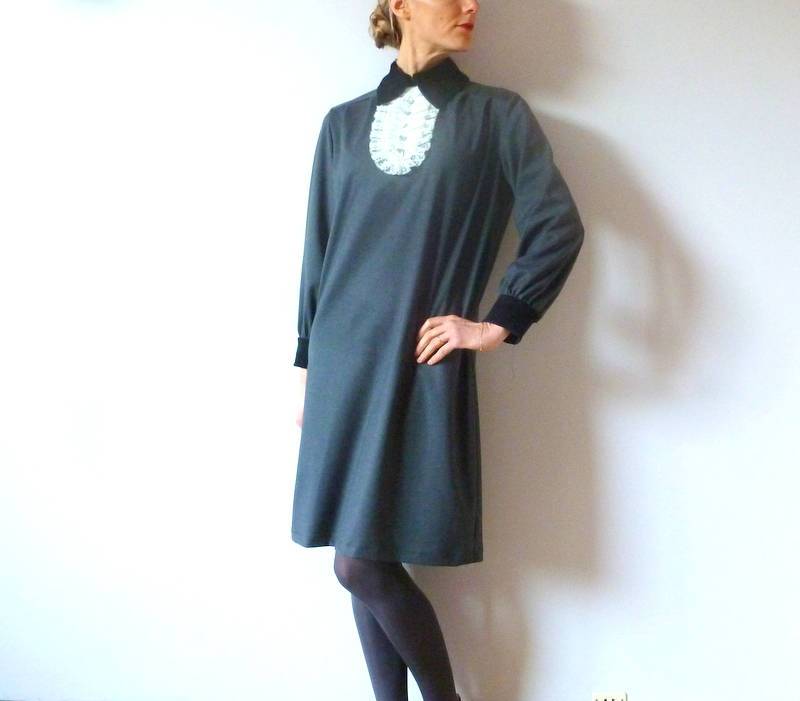 Graues Flanellkleid Mit Schwarzem Samtkragen Und Spitzenjabot Olga von larmoiredondine