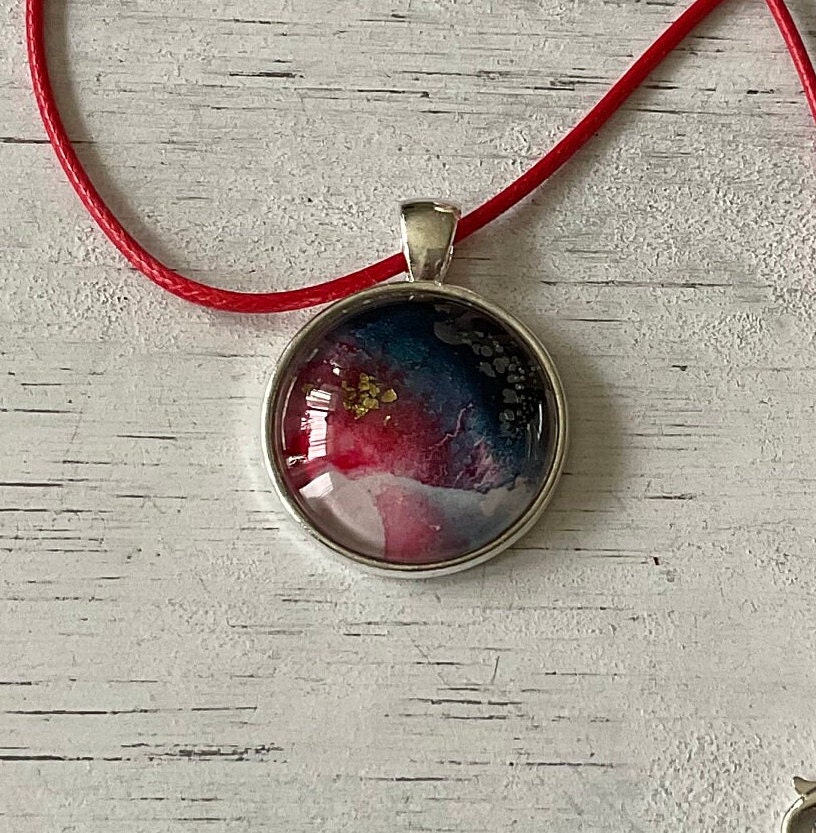 Edelstahl Medaillon Halsketten Aquarell Gold Blätter Rund Glas Cabochon Nylon Schnur Landschaft Die Kunst Der Verschönerung Ba151 von lartdembellir
