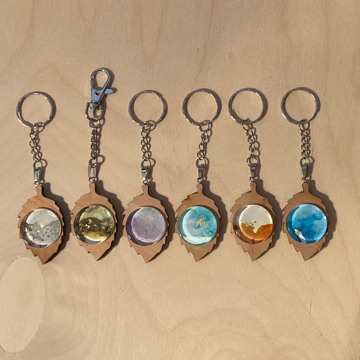 Schlüsselanhänger Medaillon Holzblatt Aquarellglas Cabochon Kette Edelstahl Schmuck Die Kunst Der Verschönerung Ba97 von lartdembellir