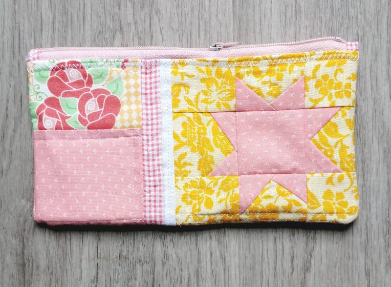 Gesteppte Reißverschlusstasche Handgemachte Scrappy Tea Party Kosmetiktasche von laruedefleurs