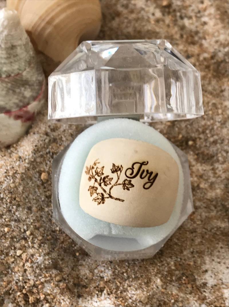 Holzring Mit Gravur Personalisiertes Helles Holz, Individueller Text | Größe 6, Geschenkbox von laserprintedproducts