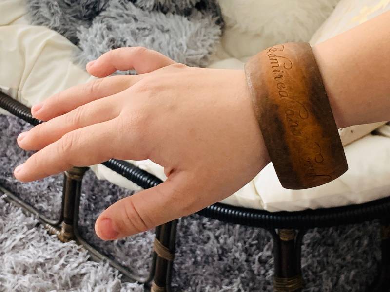 Personalisierter Armreif Mit Gravur Aus Dunklem Holz - 60 Mm von laserprintedproducts