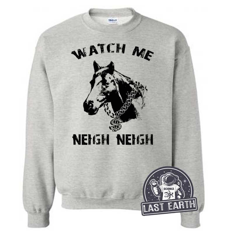 Beobachten Sie Mich Wiehern | Lustiges Pferde-Sweatshirt Lustige Tshirts Unisex Pullover Männer Damen Geschenkideen Geschenke Pferde von lastearth
