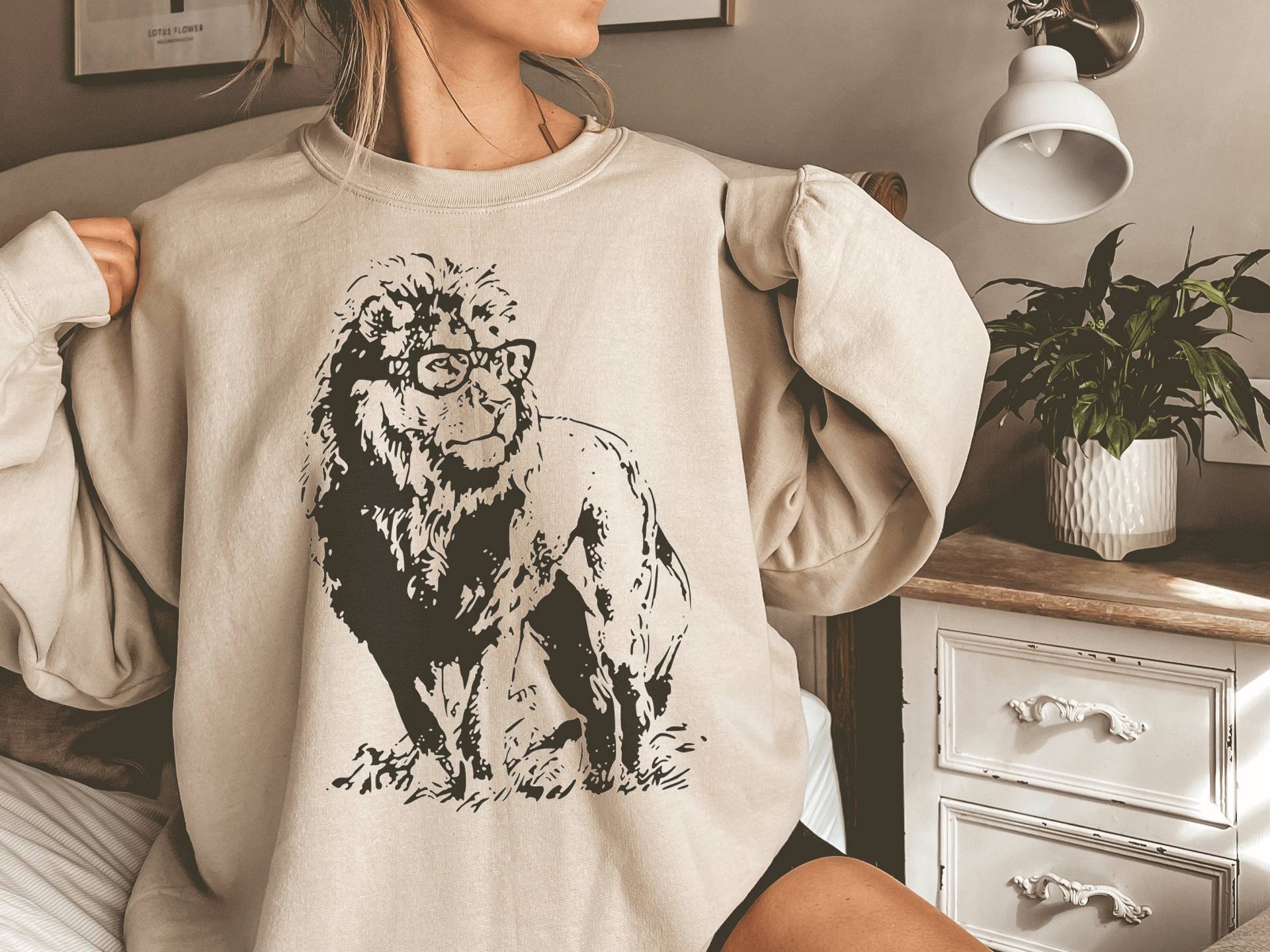 Löwe Sweatshirt, Löwen-Liebhaber, Löwe-Geschenk, Tierliebhaber, Löwe-Sweatshirt, Löwe-Shirt, Niedlicher Löwe-Pullover, Damen-Löwen-Shirt von lastearth