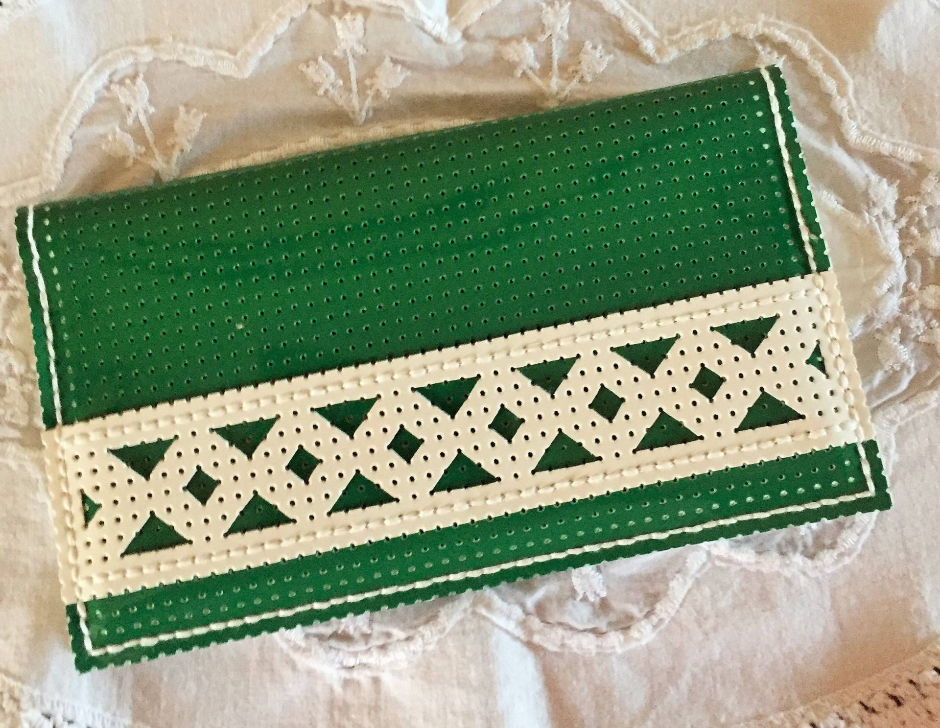 Grün-Weißer Scheckbuchhalter Aus Perforiertem, Lackiertem Vinyl von latelierdedaelounie