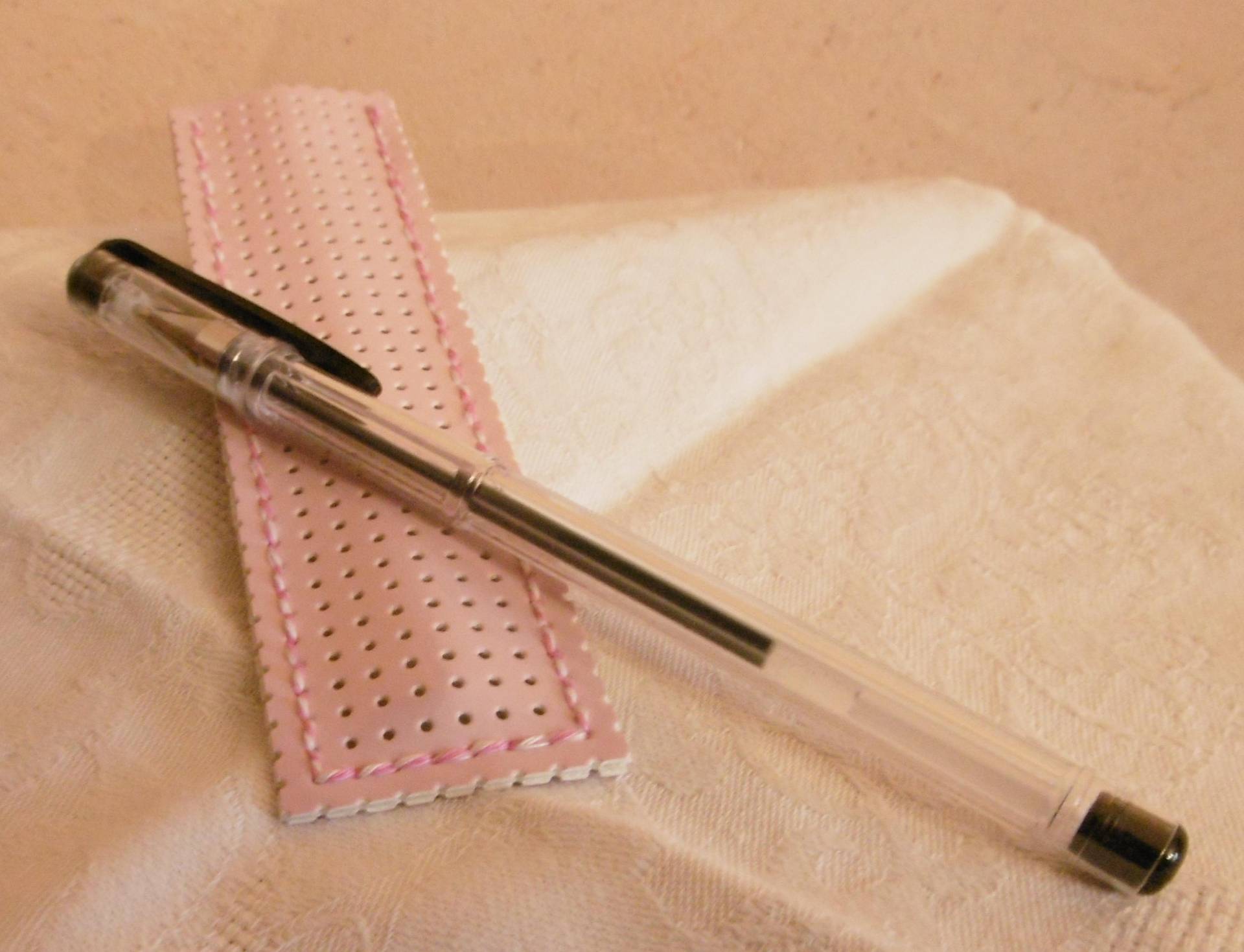 Hellrosa Stifteetui Aus Perforiertem, Lackiertem Vinyl von latelierdedaelounie