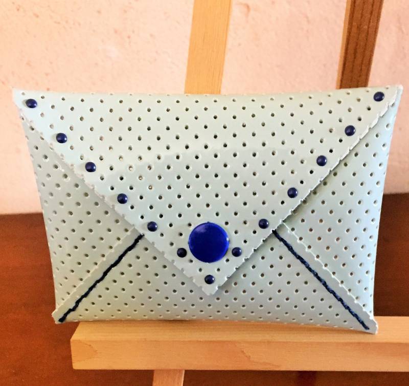 Himmelblauer Perforierter, Lackierter Vinyl-Taschenumschlag von latelierdedaelounie