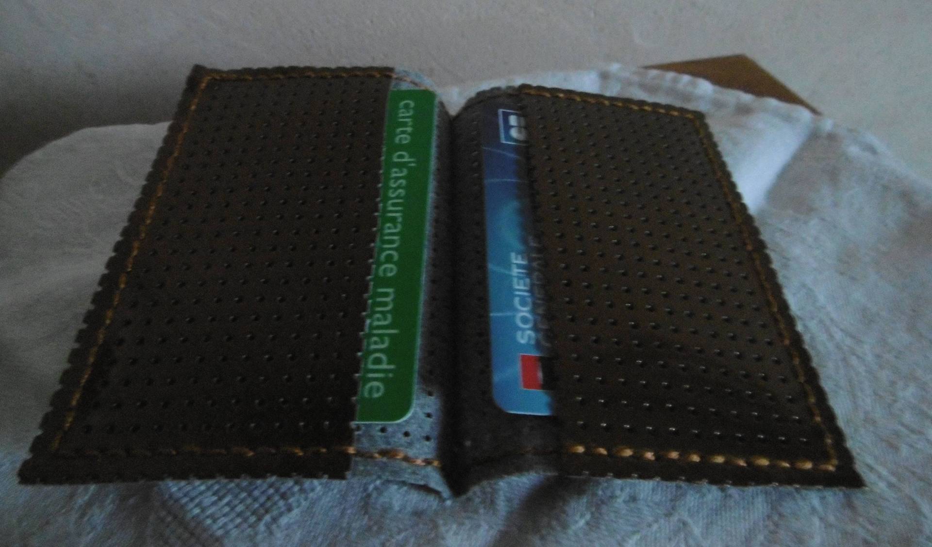 Kartenhalter Aus Perforiertem, Glänzend Braun Lackiertem Vinyl von latelierdedaelounie