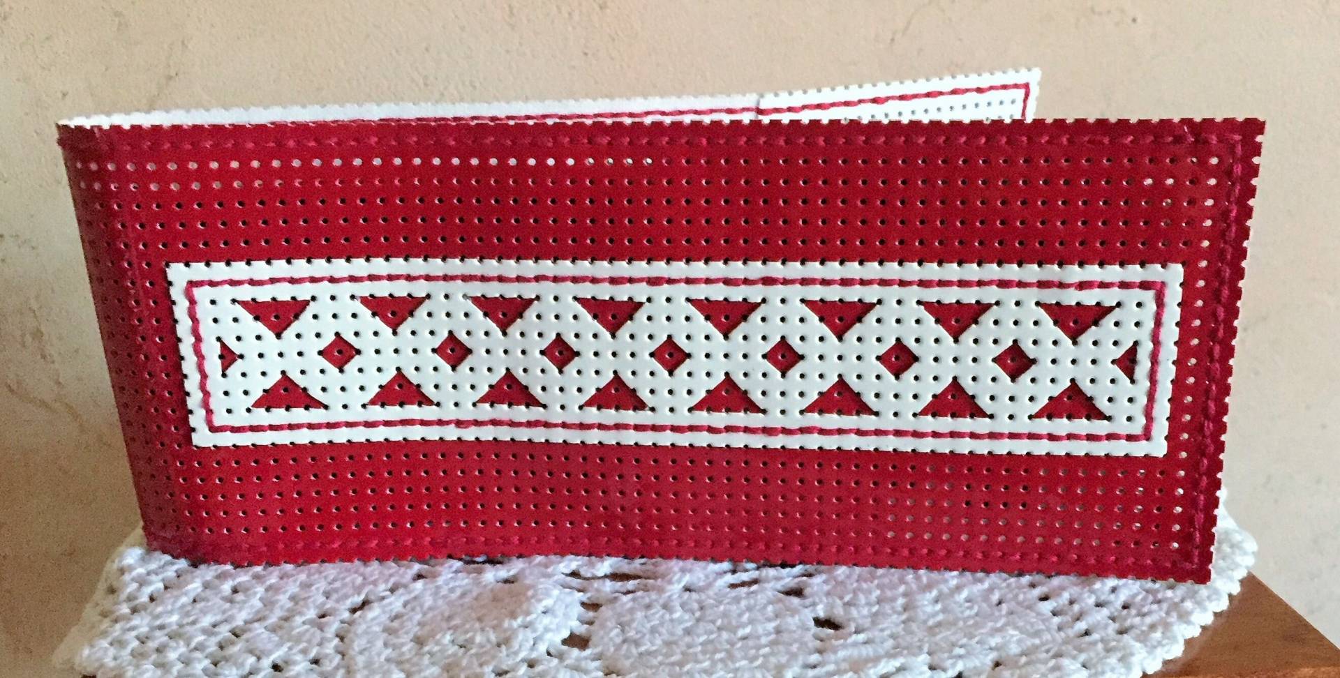 Scheckhefthalter Aus Rot-Weiß Perforiertem, Lackiertem Vinyl von latelierdedaelounie