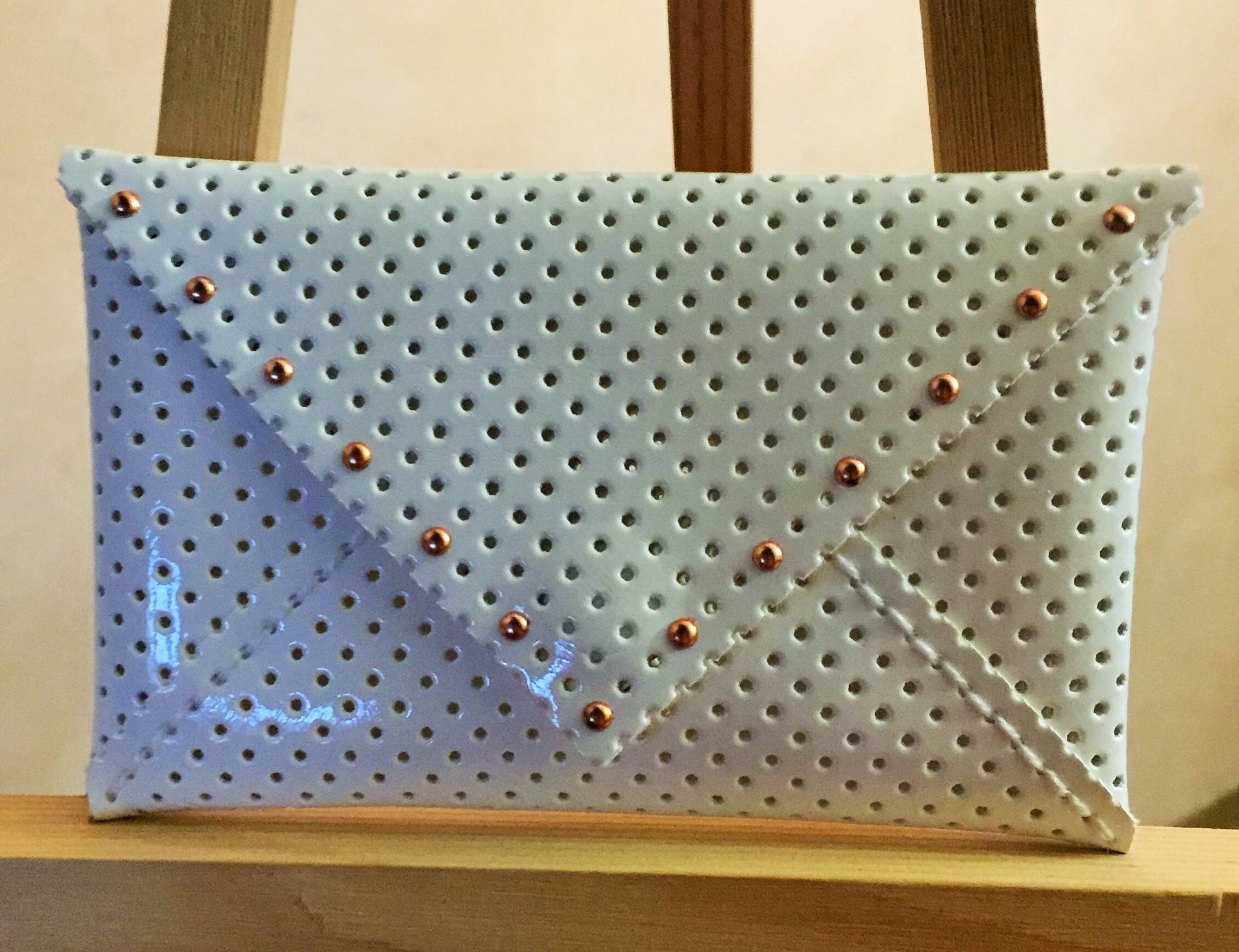 Weißer Perforierter, Lackierter Vinyl-Taschenumschlag von latelierdedaelounie