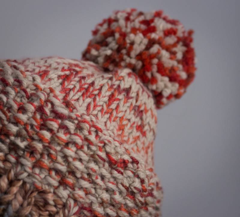 Dreifarbige Wollmütze Mit Bommel, Handgestrickt Zwei Nadeln von latricotteje