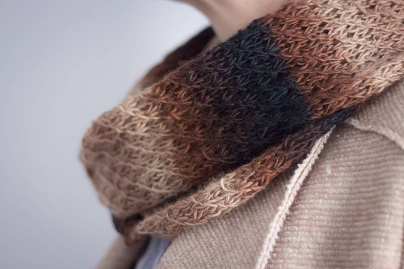 Handgestrickter Schal Aus Merinowolle Mit Zwei Nadeln Und Einem Wunderschönen Lochmuster von latricotteje