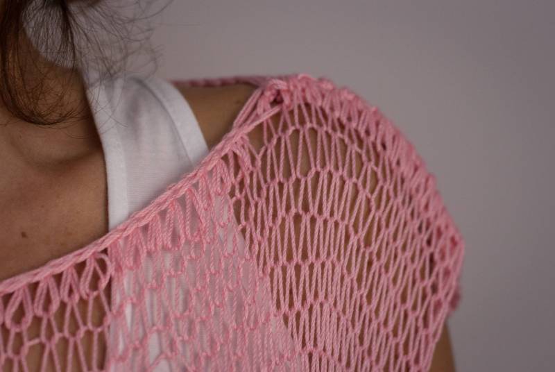 Handgewebter Garnpullover Mit Zwei Nadeln Für Einen Lässigen Look Oder Den Strand von latricotteje