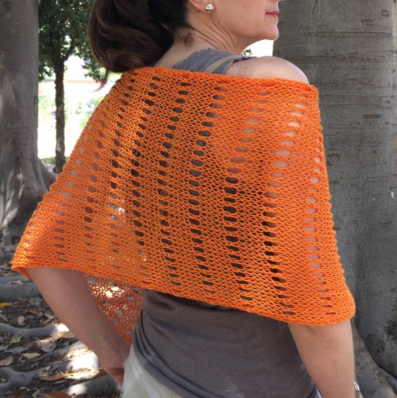 Handgewebter Poncho Mit Zwei Nadeln Aus Baumwollfaden Einer Sehr Angenehmen Haptik Und Fröhlichen Orangen Farbe von latricotteje