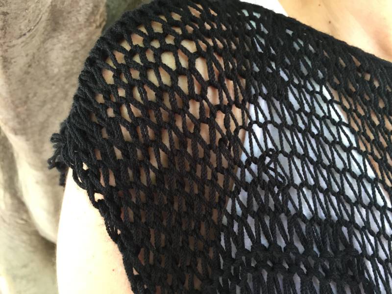 Handgewebter Schwarzer Fadenpullover Mit Zwei Nadeln Originellem Lochmuster von latricotteje