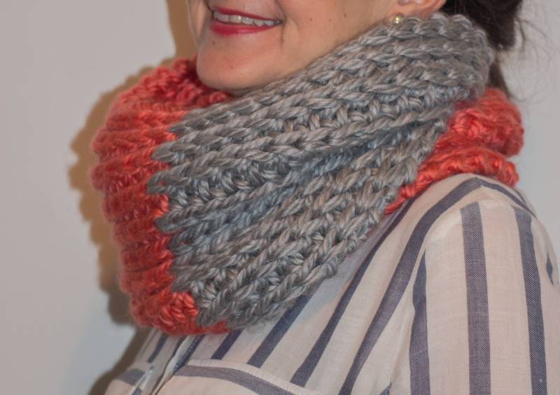 Handgewebter Wollschal Mit Einem Schönen Stich Und Einer Kombination Aus Zwei Farben. Er Hat Eine Sehr Weiche Textur Fühlt Sich Angenehm An von latricotteje