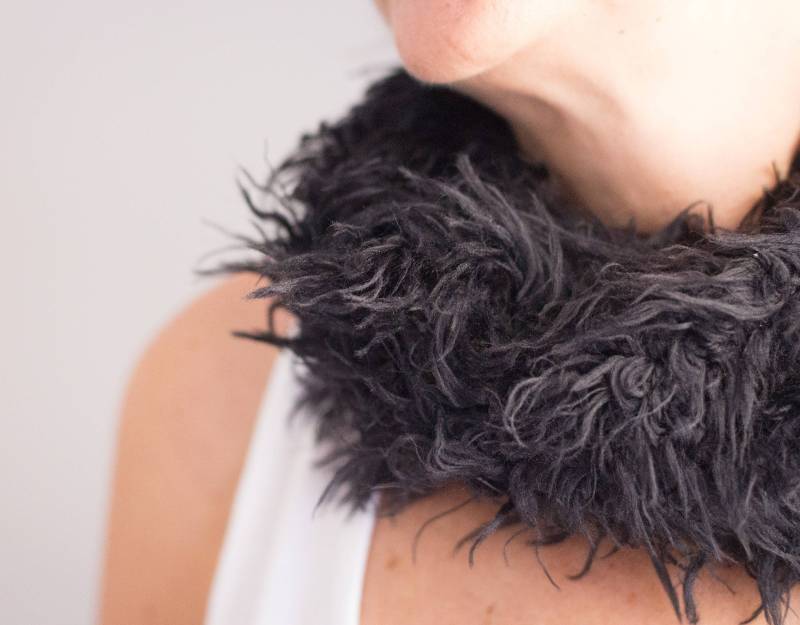 Mit Zwei Nadeln Gestrickter Wollschal von latricotteje