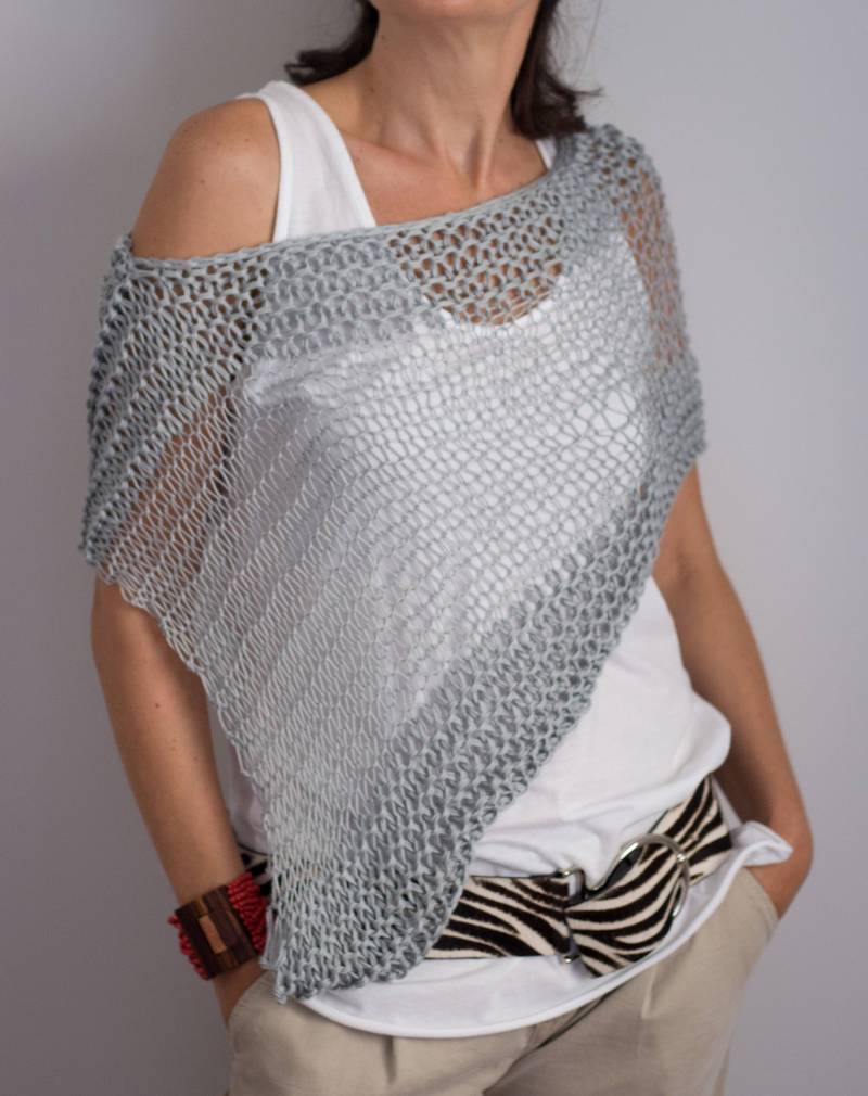Sommerponcho Aus Garn, Handgewebt Mit Zwei Nadeln Sommerponcho Aus Garn, Handgewebt Mit Zwei Nadeln von latricotteje