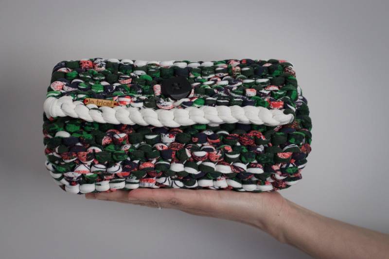 Tasche/Geldbörse/Clutch, Handgewebt Mit Zwei Nadeln Aus Stoff Einer Textur, Die Sich Sehr Angenehm Anfühlt Tasche/Geldbörse/Clutch, Handgewebt Mit Zwei Nadeln Aus Stoff Einer Textur, Die Sich Sehr Angenehm Anfühlt von latricotteje