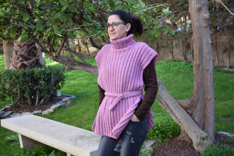 Zweinadelgestrickter Rollkragenponcho, Ideal, Um Ihrem Image Einen Anderen Look Zu Verleihen, Egal Ob Ihr Stil Lässig, Urban Oder Boho Ist von latricotteje