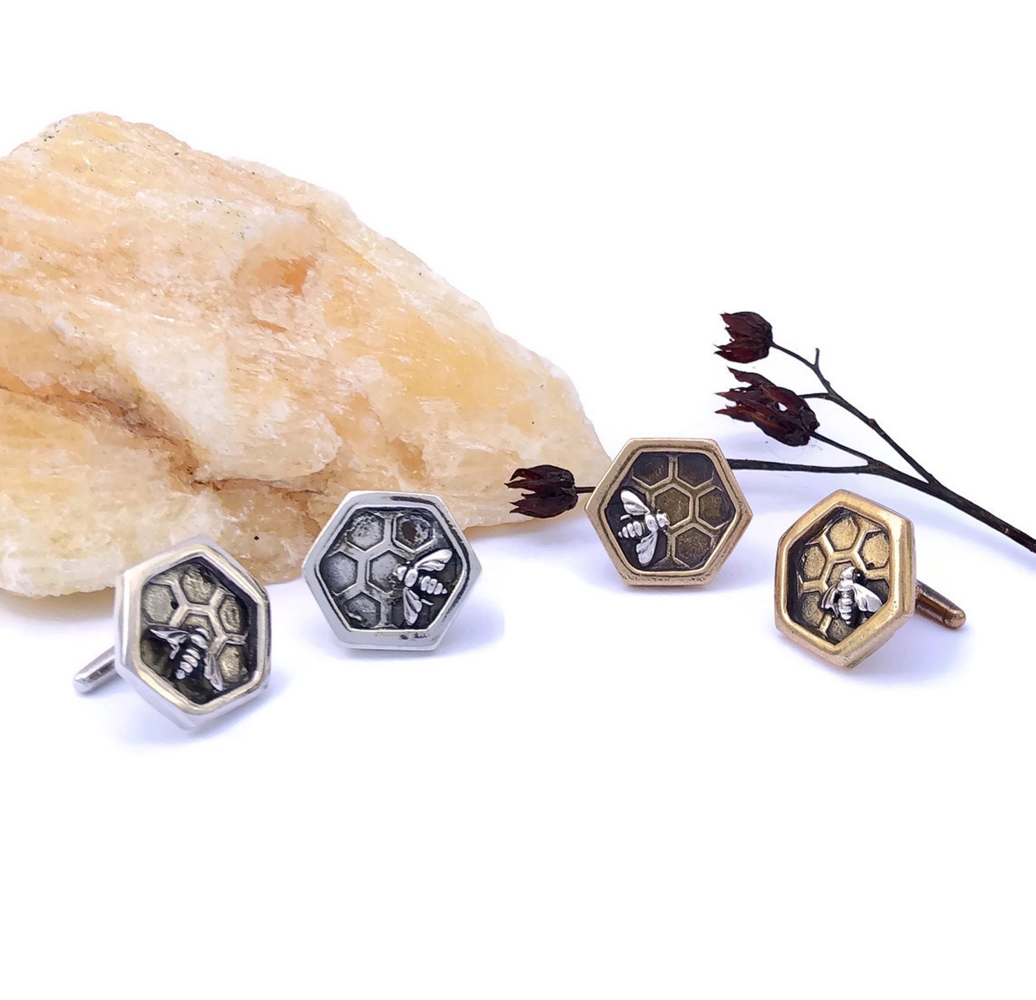 3D Waben Manschettenknöpfe in Bronze Oder Sterling Silber Mit Bienen Akzent 3D Waben Manschettenknöpfe in Bronze Oder Sterling Silber Mit Bienen Akzent von laughingravendesign