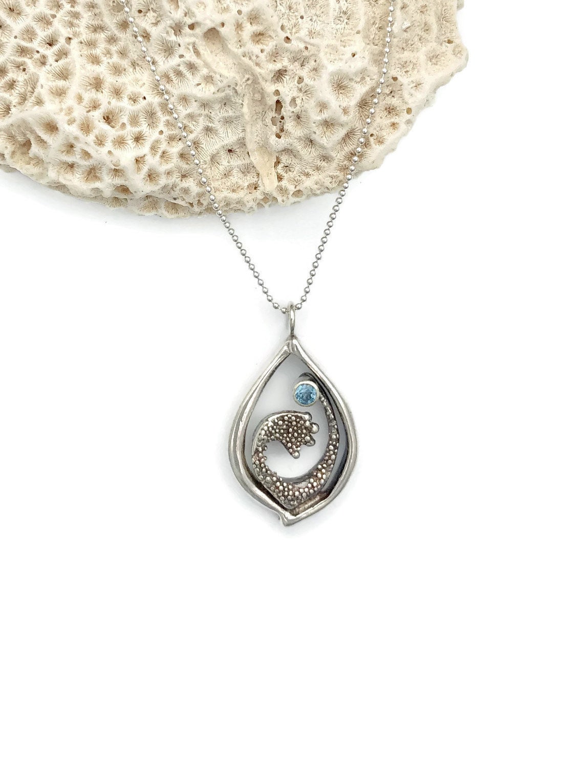 sterling Silber Welle Halskette W/Blau Topas sterling Silber Welle Halskette W/Blau Topas von laughingravendesign
