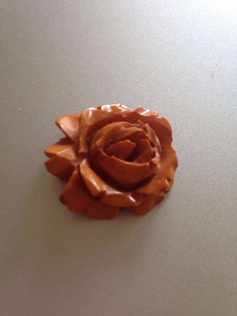 Geschnitzte Bakelit Rose Anhänger von lauraab51