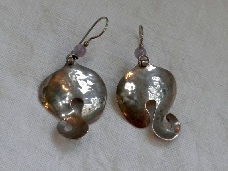 Ohrringe Sterling Silber Gehämmert Abstrakte Design Lavendel Perlen von lauraab51