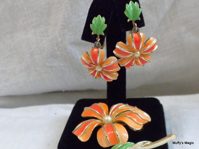 Vintag Orange Emaille Blumen Brosche Ohrringe von lauraab51