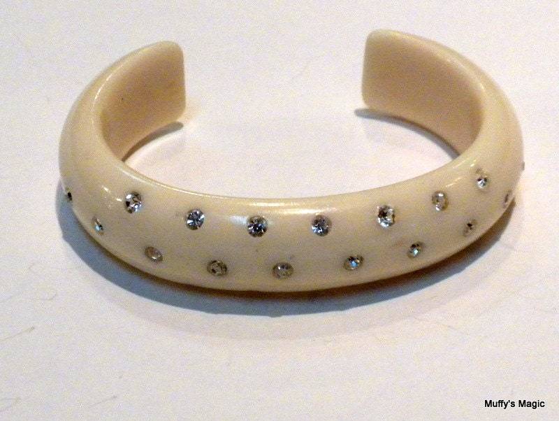Vintage Creme Celluloid Thermoplast Armband Klar Strass Offene Rückseite von lauraab51