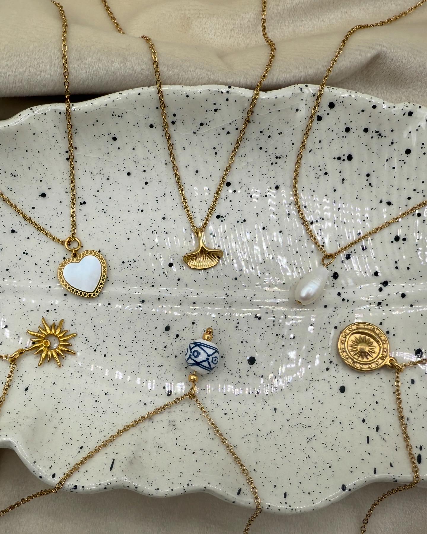 Halskette Mit Verschiedenen Eleganten Anhängern - Goldene Aus Edelstahl Individuelle Geschenkidee Halskette Mit Verschiedenen Eleganten Anhängern - Goldene Aus Edelstahl Individuelle Geschenkidee von laurajewelryy