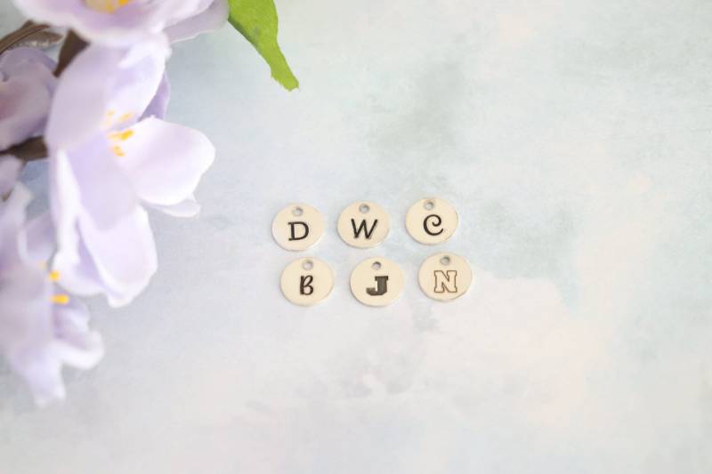 Anfangs Charm Sterling Silber, Kleine Token Add Ons, Mom, Monogramm, Bff, Kleiner Anhänger von lauralidesigns