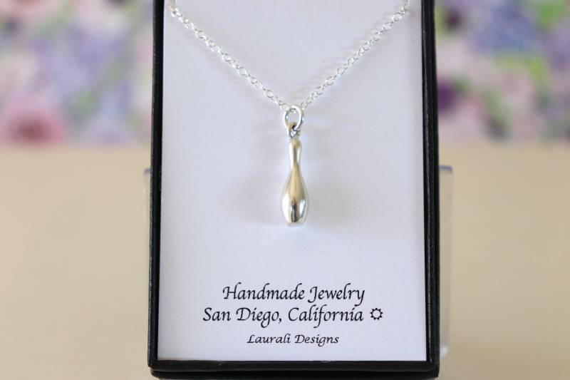 Bowling Pin Halskette, Freundschaftsgeschenk, Sterling Silber, Bestie Geschenk, Schmuck, Sport Schmuck. Dankeschön-Karte, Charm, Team von lauralidesigns
