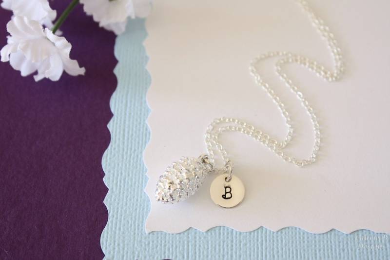 Silber Tannenzapfen Personalisierte Anfangsblatt Halskette, Echtes Blatt, Charme, Monogramm, Anfangsschmuck, Brautjungfer Geschenk von lauralidesigns