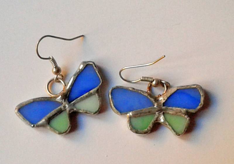 Blauer Schmetterling Ohrringe in Glasmalerei von laurapadoan