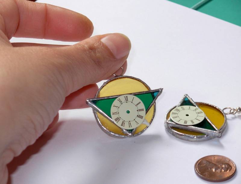 Grün Und Gelb Gefärbten Glasohrringe Mit Zifferblatt-Gesicht von laurapadoan