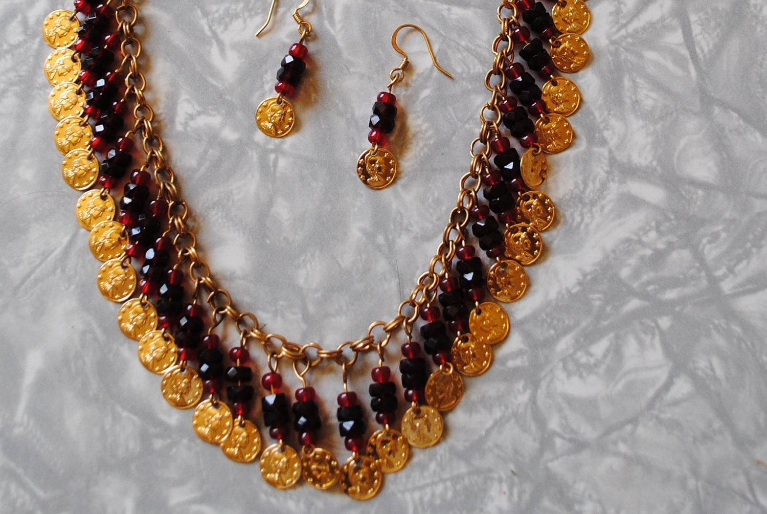 Rote Münzkette Und Ohrringe | #3 von laurasaintmartin