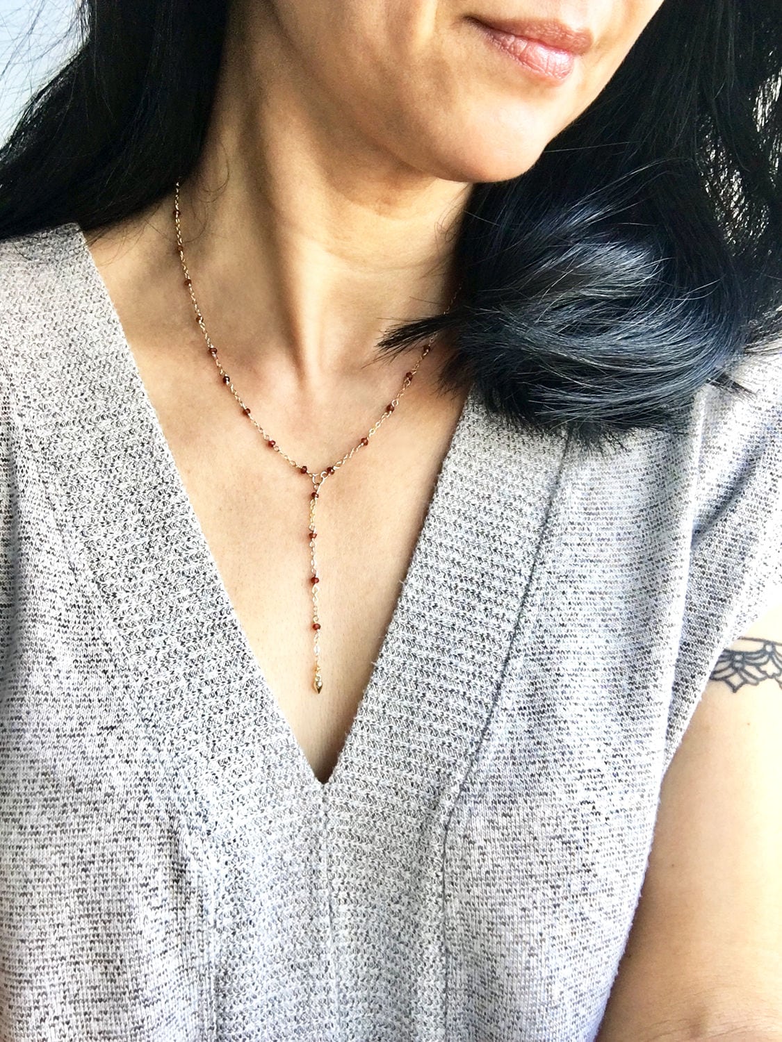 Granat Lariat, Gold Y Halskette, Boho Statement, Edelstein Chic, Halskette von laurastark