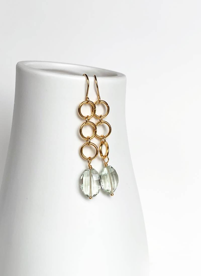 Moderne Prasiolith Ohrringe 14K Gold Fill, Hellgrüner Amethysttropfen von laurastark