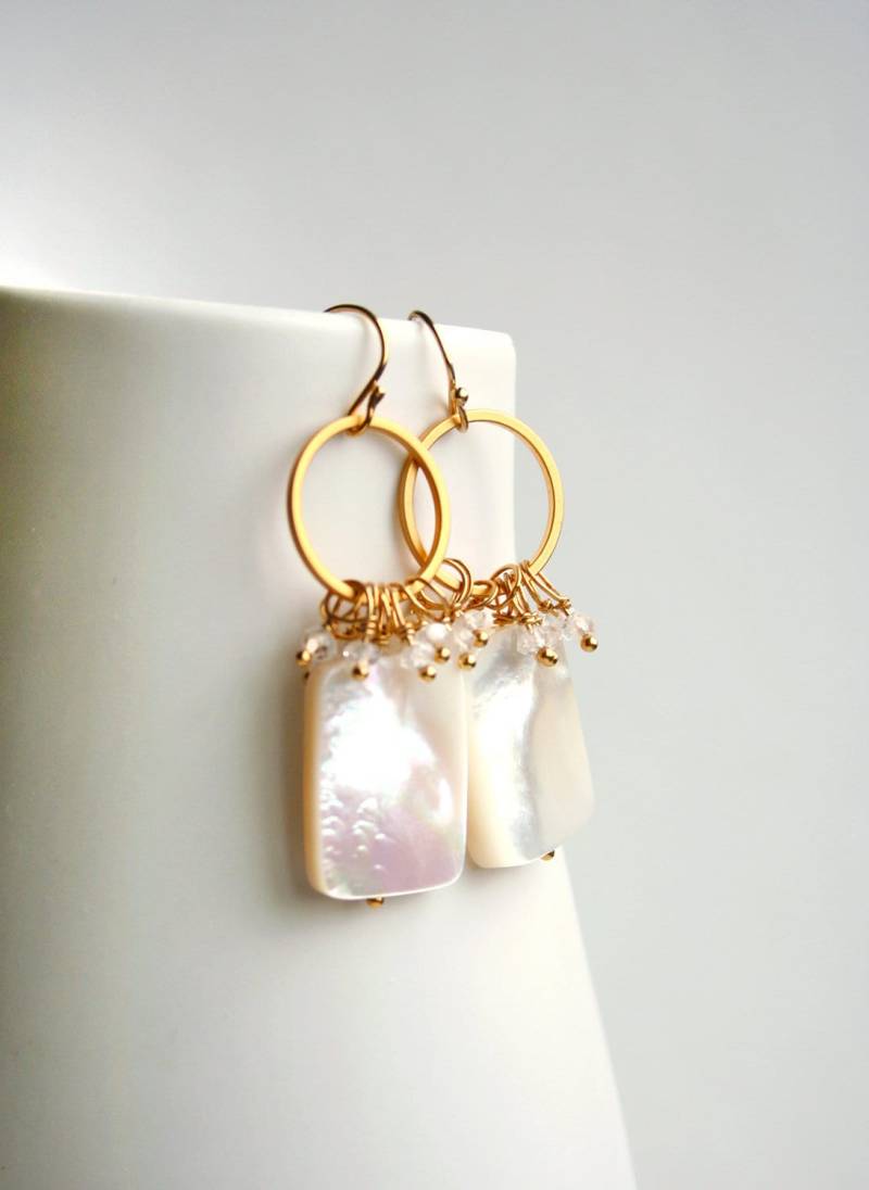 Perlmutt Ohrringe Crystal Quartz, 14K Gold Fill von laurastark