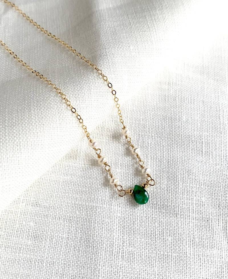 Smaragd Teardrop Halskette 14K Gold Fill Kette Mit Süßwasserperlen von laurastark