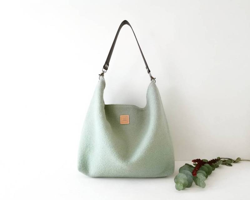 Leichte Umhängetasche. Robuste Hobo-Tasche. Winter-Hobo Aus Wolle. Hellgrüne Tasche. Anpassbare Grifffarbe von lauravalea