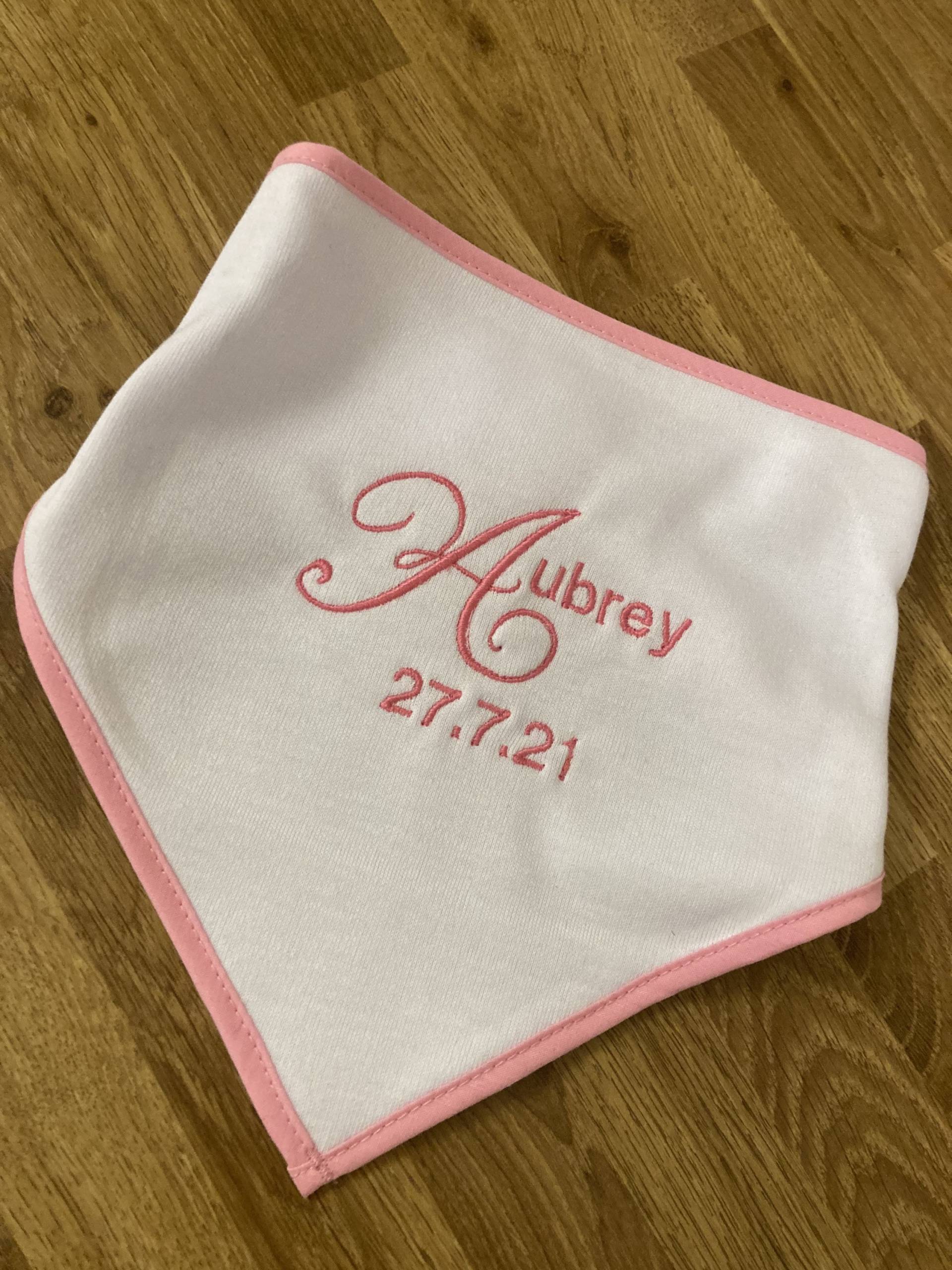 Personalisiertes Babylätzchen. Besticktes Lätzchen. Babyname Personalisiertes Babylätzchen. Besticktes Lätzchen. Babyname von laurelcreation