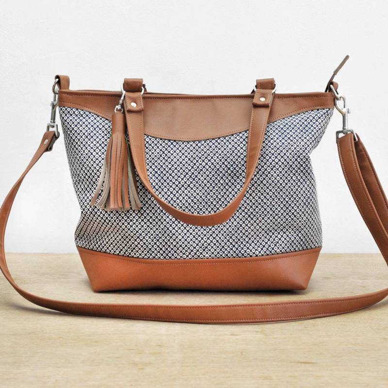 Große Damen Crossbody Tasche Schultertasche Recyceltes Leder Handtasche Shopper Japanisch Shibori Windeltasche Overnight Bag Navy von laurenhollowaydesign