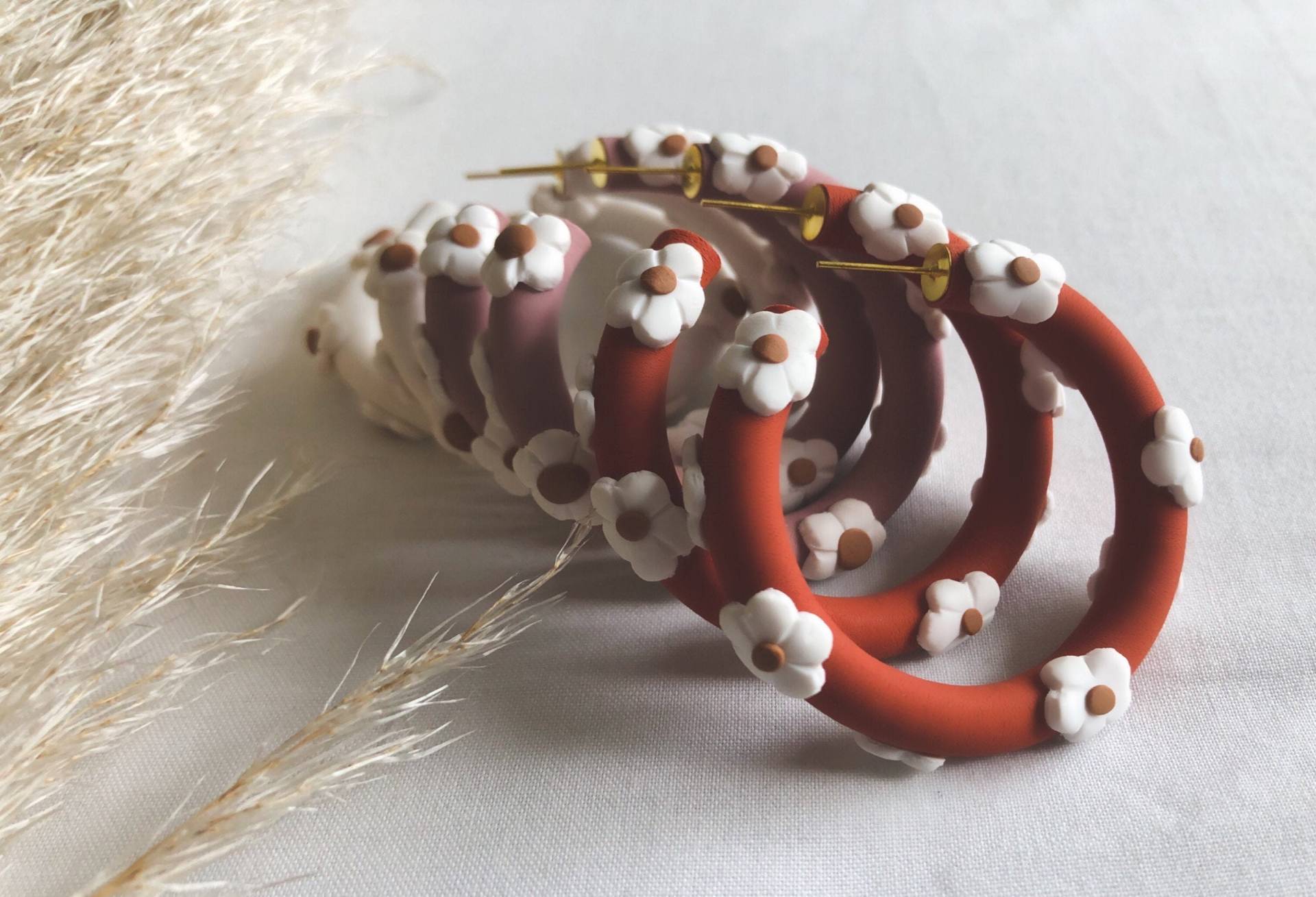 Handgemachte Gänseblümchen Ohrringe Aus Polymer Clay - Boho Schmuck Baumeln Geschenke Für Frauen Minimalistisch von laustudioco