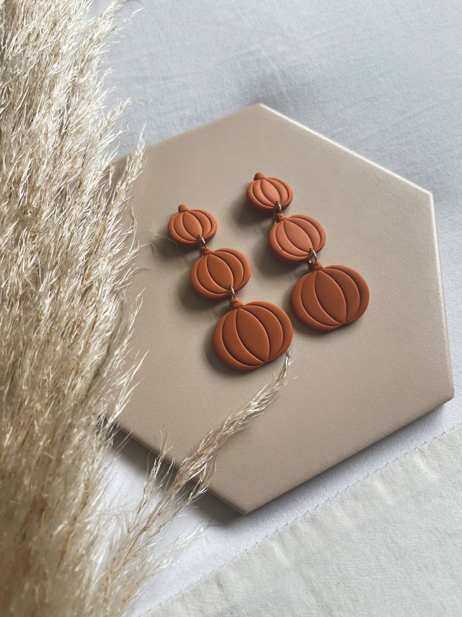 Kürbis Baumeln | Handgemachte Polymer Clay Ohrringe - Halloween Schmuck Ohrhänger Geschenke Für Frauen Minimalistisch von laustudioco