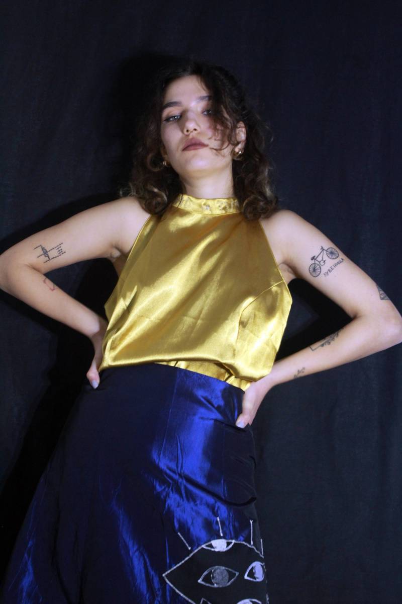 Hard Time -Unique Old Gold Mock Neck Bluse/Hand Bestickte von lavirintArt