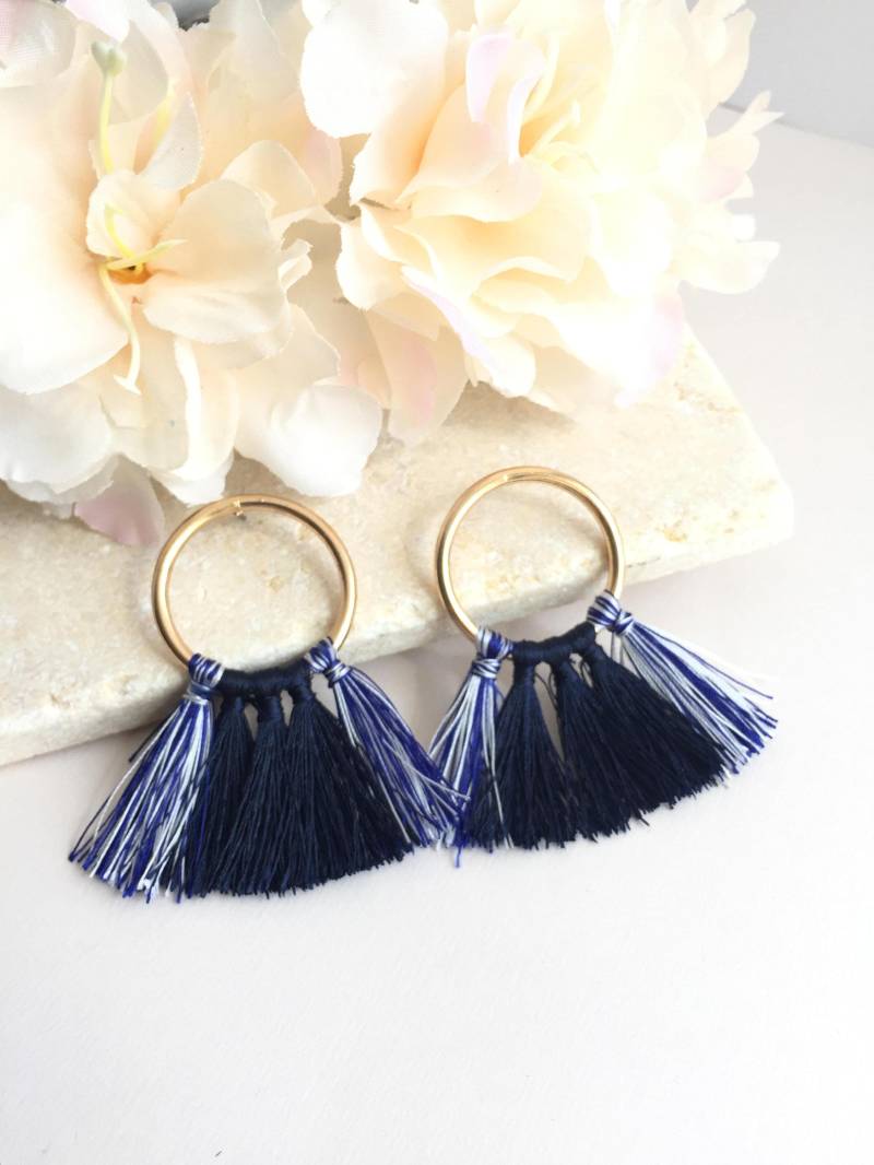 Fransen Quasten Ohrringe, Dunkelblaue Ohrringe, Fächer Ohrringe, Gold Hoop Ohrringe, Boho Ohrringe, Statement Ohrringe von layersofartisan