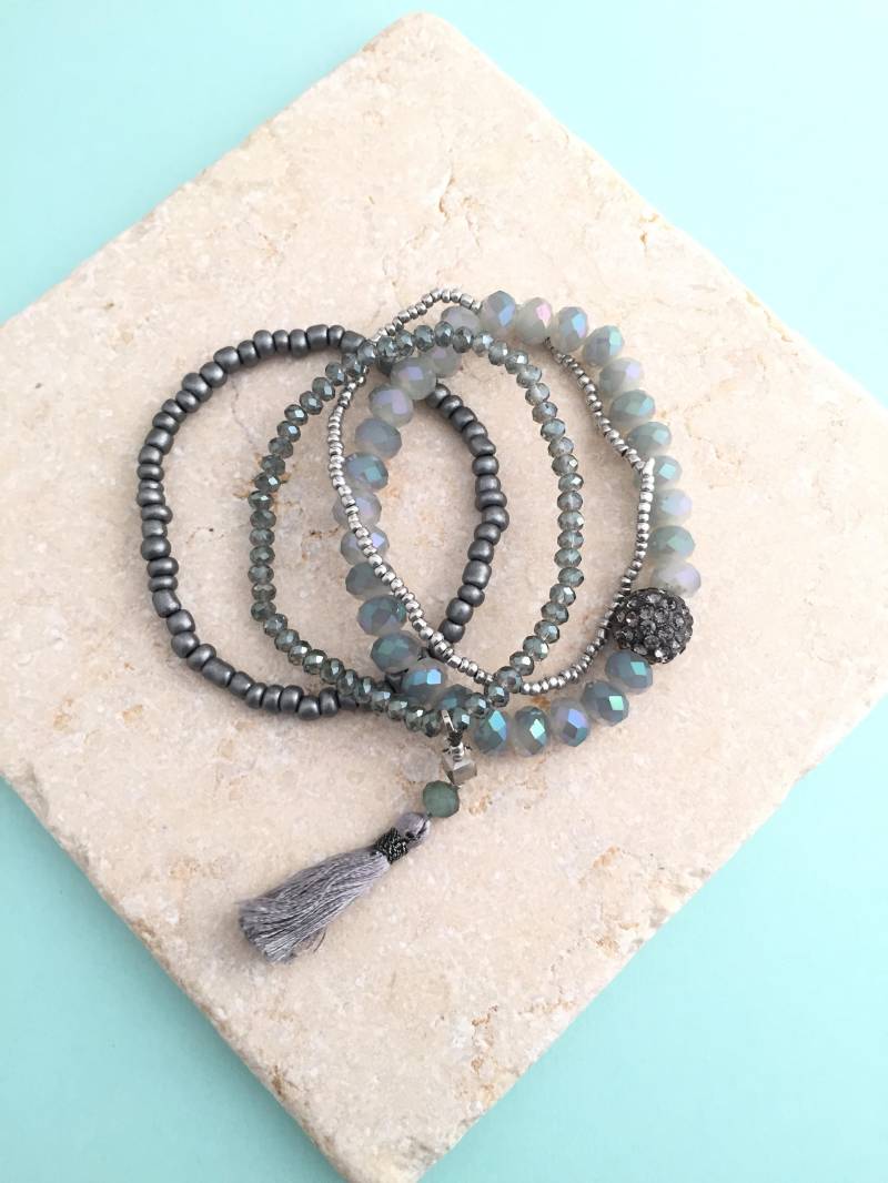 Graue Perlenarmband, Quaste, Schicht-Armbänder, Strass Armbänder, Stapeln Stretch-Band-Armbänder, Silber Mehrere Armbänder von layersofartisan