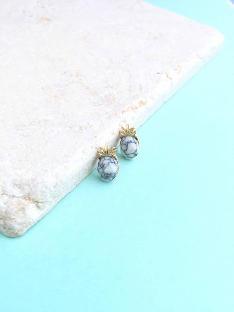 Howlith Stein Ohrringe, Ananas-Ohrringe, Ohrstecker Ananas Stud, Marmor Gold Neuheit, Obst-Ohrringe von layersofartisan